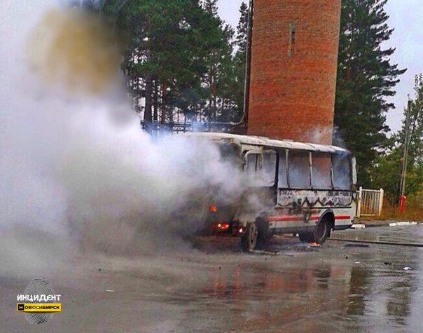 Рейсовый автобус сгорел дотла на остановке