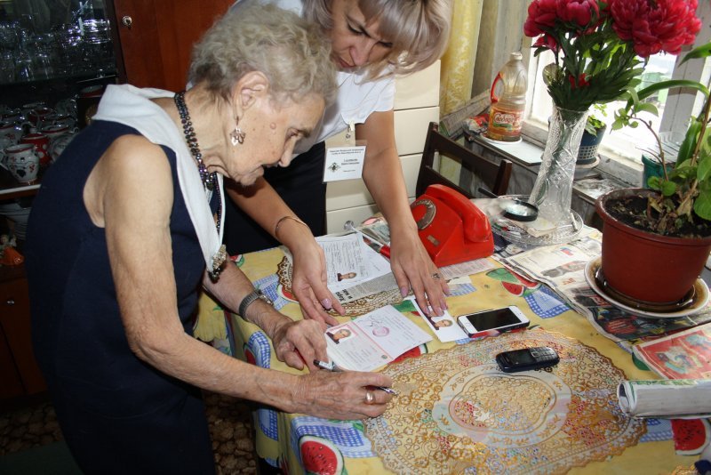 Сиделка похитила паспорт 100-летней пенсионерки