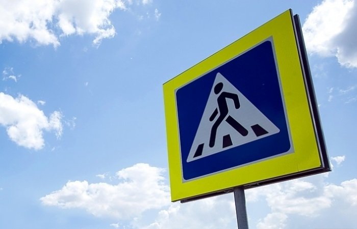 Упавший дорожный знак отрубил девочке пальцы ног в Бердске