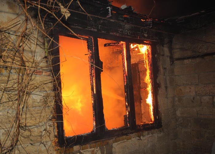 Трое из пяти детей успели выскочить из горящего дома