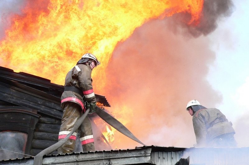 Пожарный был ранен при взрыве в горящем доме
