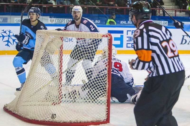 Хоккейная «Сибирь» одержала уверенную победу над «Торпедо»