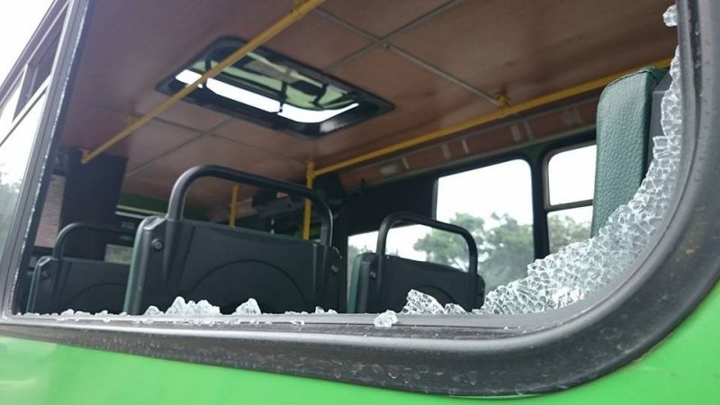 Неизвестные обстреляли автобус в Искитиме