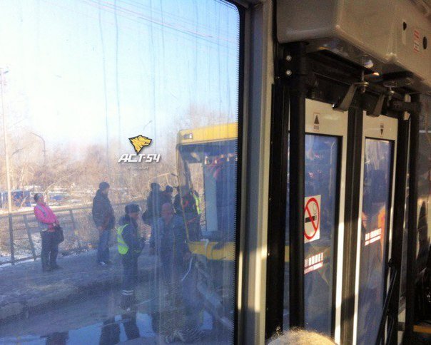 Автобус врезался в отбойник у Димитровского моста