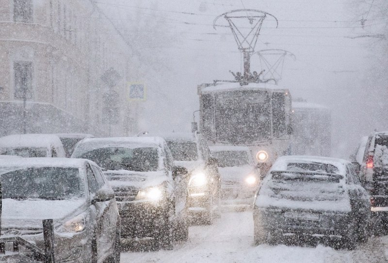 Десятибалльные пробки сковали заваленный снегом Новосибирск