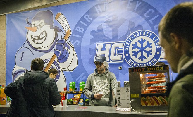 Игрока хоккейной «Сибири» заметили за продажей хот-догов