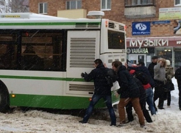 Водителей автобусов и маршруток обязали возить с собой песок