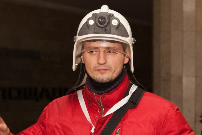 Новосибирские спасатели испытали на себе уникальную каску