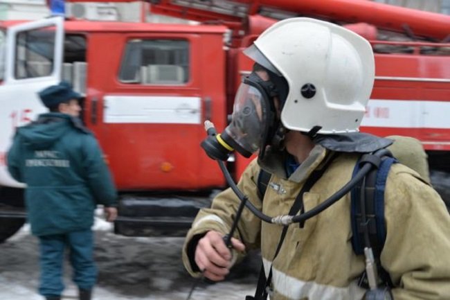 Пожарные эвакуировали десять человек из горящего дома