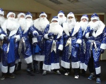 Хоккеисты «Сибири» раздали шайбы в костюмах Деда Мороза