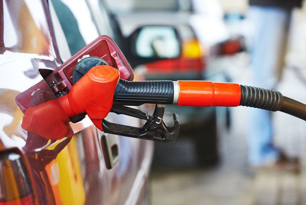 Снижение цен на бензин заметили в Новосибирской области