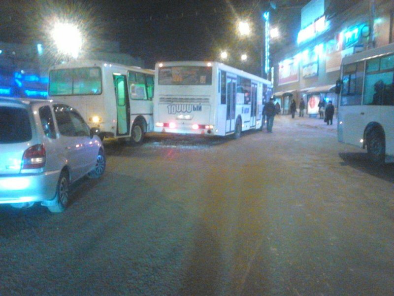 Гонки автобусов привели к ДТП на площади Карла Маркса