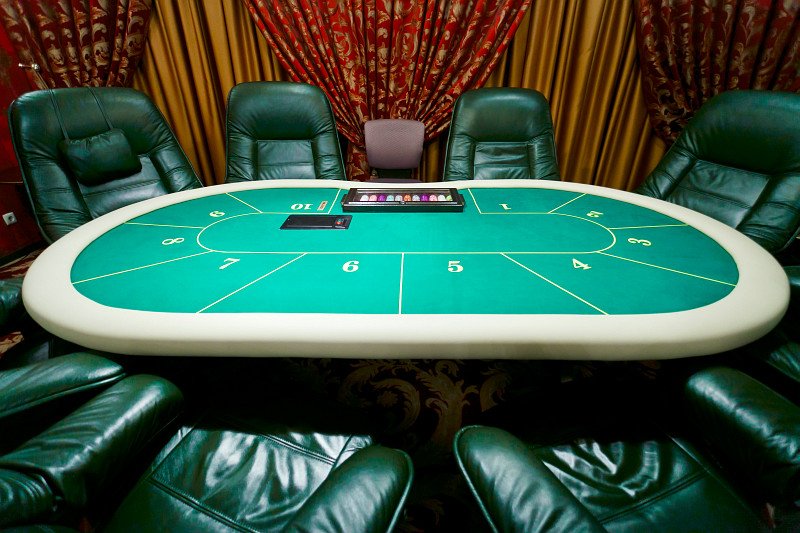 Покерный клуб со стриптизом накрыли в Новосибирске