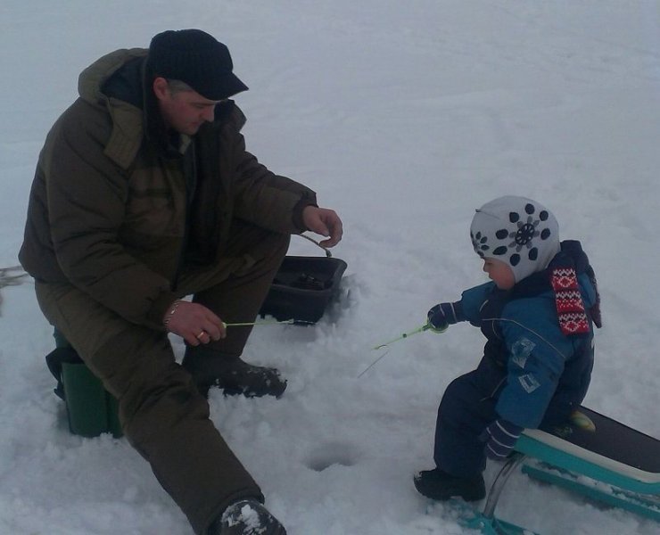 Двухлетний мальчик помог отцу наловить ершей в Берди