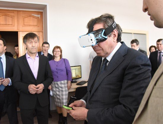 Губернатор погрузился в виртуальную реальность