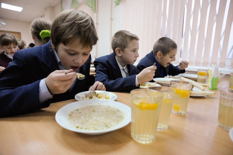 Общественники нашли в детсадах и школах контрафактную еду