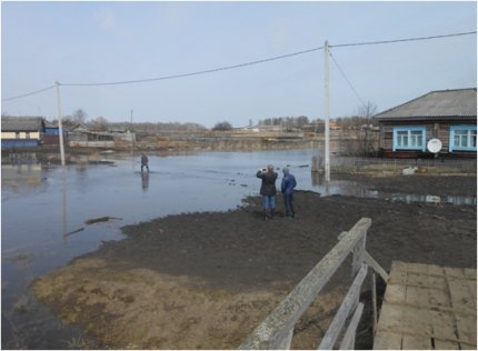 Река Уй затопила дорогу в селе