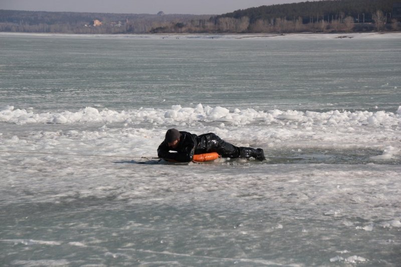 Спасатели вытащили из ледяной воды тонущего мужчину