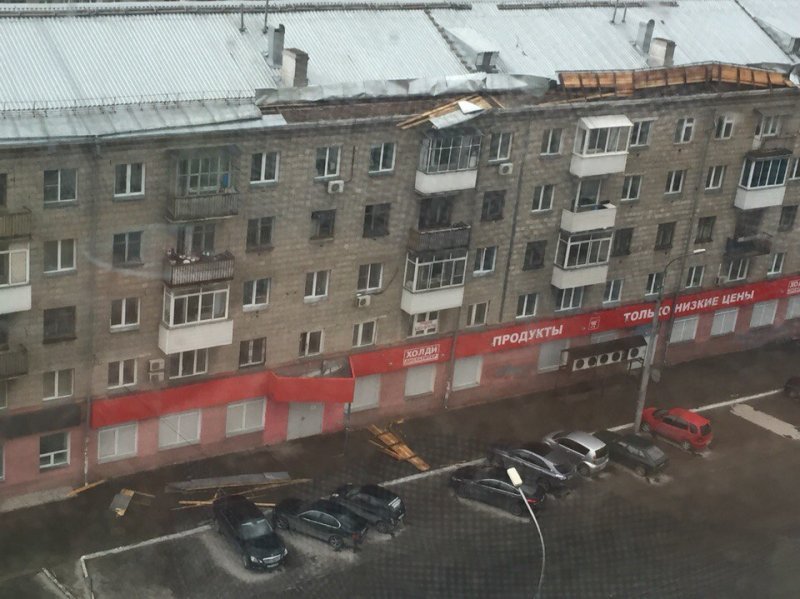 Ветер сорвал кровлю с пятиэтажки в Новосибирске