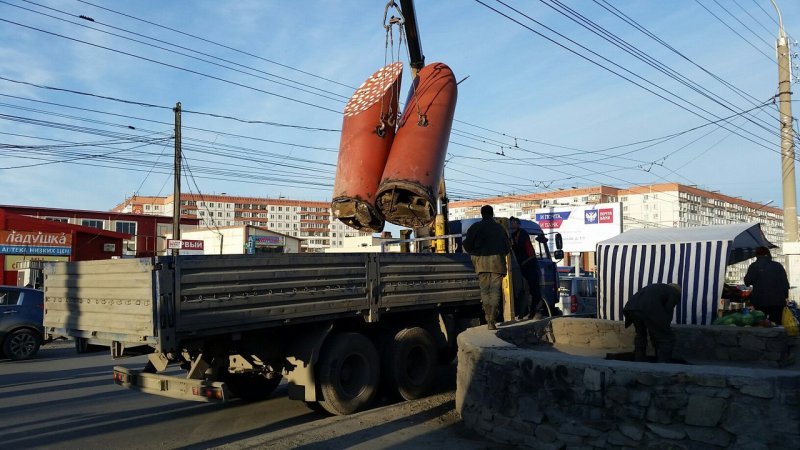 Памятник колбасе снесли в Новосибирске  