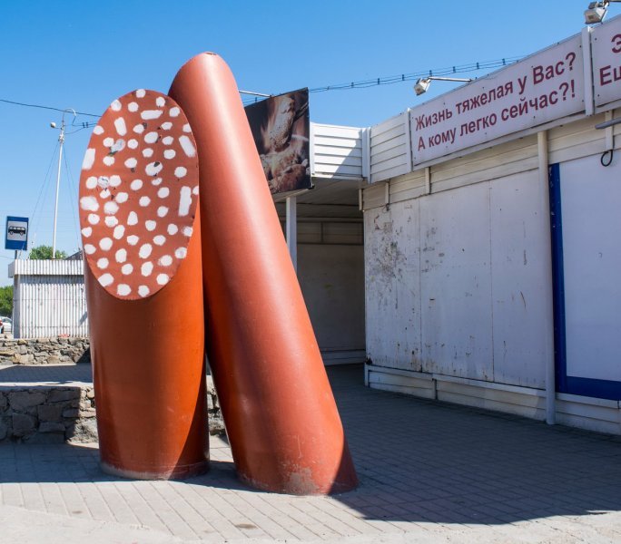 Кто и почему демонтировал памятник колбасе в Новосибирске
