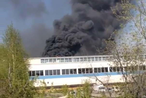 Людей снимали с крыши горящего здания в Новосибирске