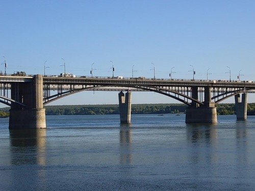 Спасатели удержали мужчину от прыжка с Октябрьского моста