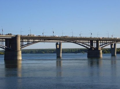 Спасатели удержали мужчину от прыжка с Октябрьского моста