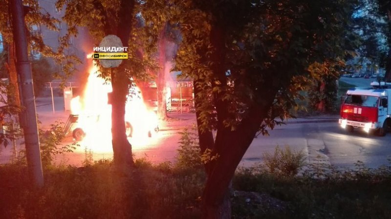 Трактор сгорел в центре Новосибирска