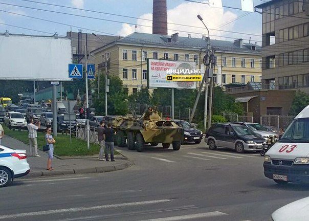 БТР наехал на легковушку в Новосибирске