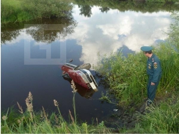 Маленькая девочка погибла в утонувшей в реке машине