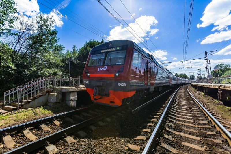 Электричка сбила насмерть двух человек в Новосибирске