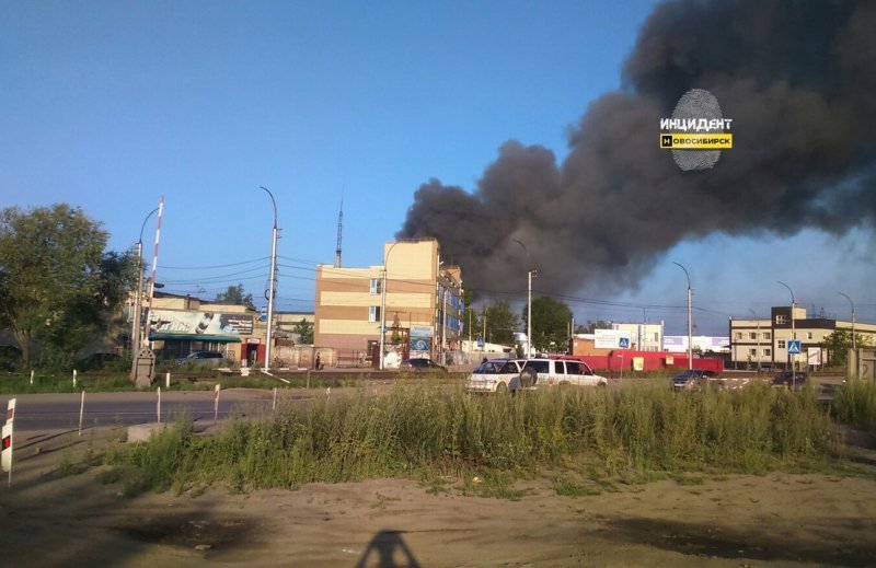 Дым с горящих складов затянул левый берег Новосибирска