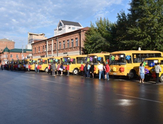 12 новых школьных автобусов отправились в районы