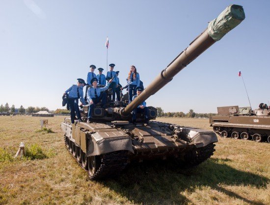 Военные показали свое вооружение под Новосибирском