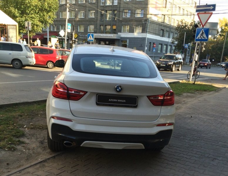 Миша Алоян бросил призовой BMW X4 на газоне