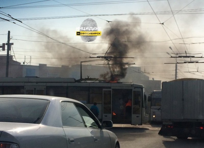 Трамвай №13 загорелся на ходу в Новосибирске