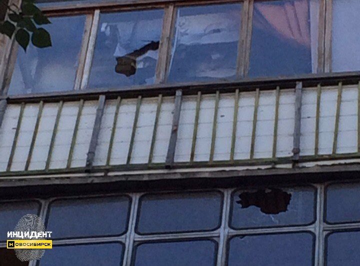 Неизвестные обстреляли балкон жилого дома в Новосибирске