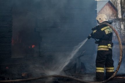 Пожарные нашли погибшего мужчину в охваченном огнем доме