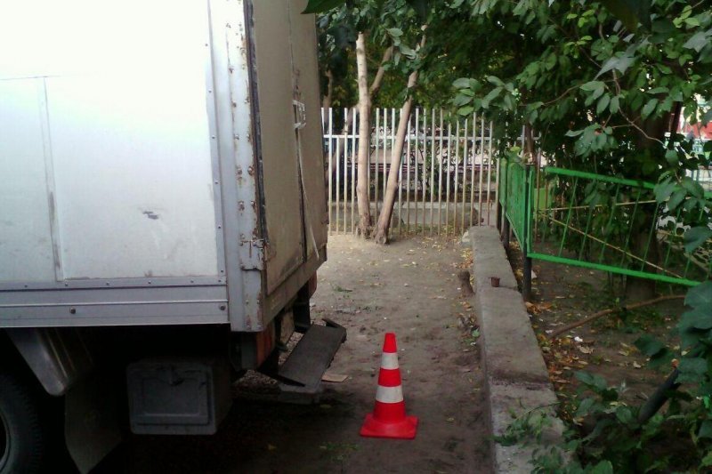 Сдавший назад грузовик сбил ребенка в Новосибирске
