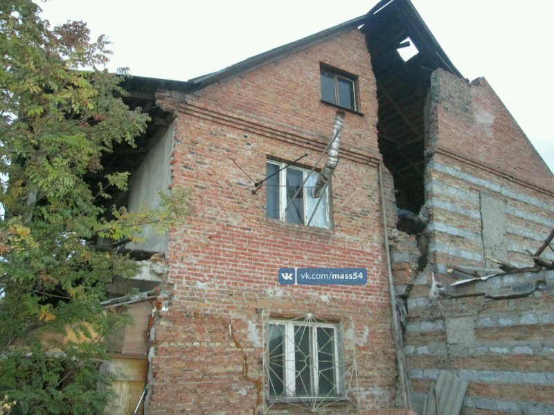 Трещина надвое расколола стену дома в Новосибирске