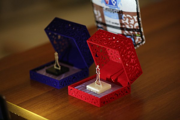 Победители шахматного суперфинала получили авто и бриллианты