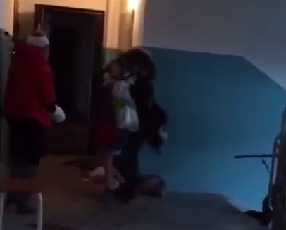 Участница нападения на семью взяла в заложники ребенка (видео)