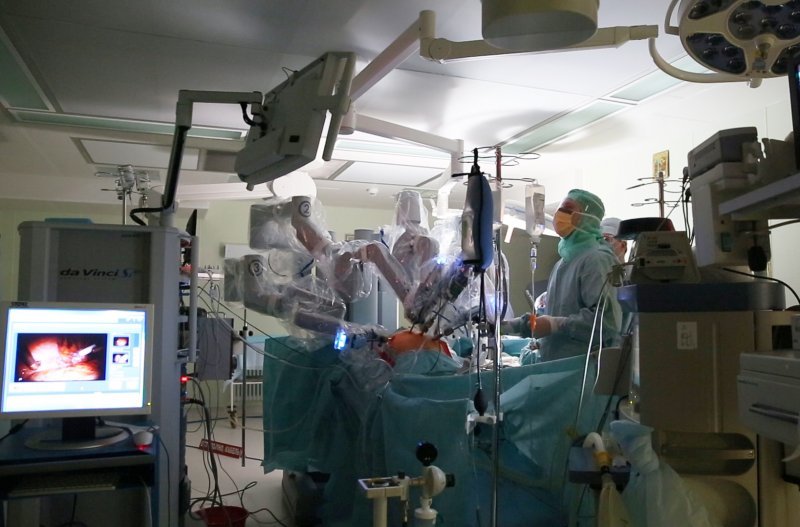 Новосибирские хирурги сделали редкую операцию руками робота