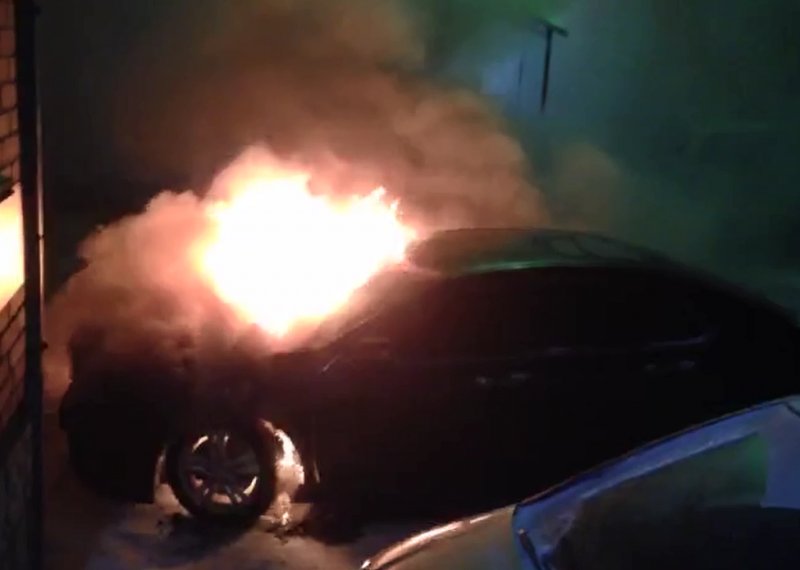 Автомобиль директора УК подожгли в Новосибирске 