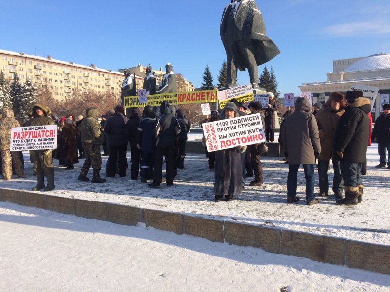 Горожане вышли на площадь в знак протеста против застройщика