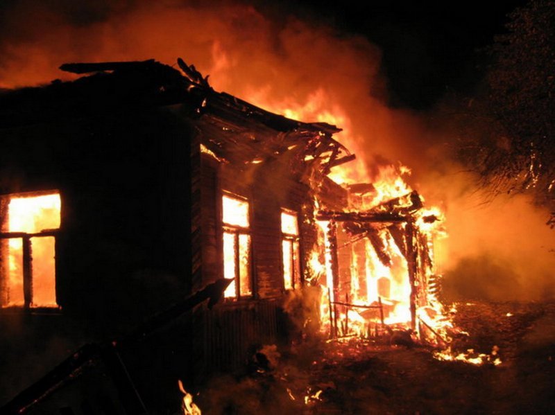Мужчина поджег дом со своей семьей