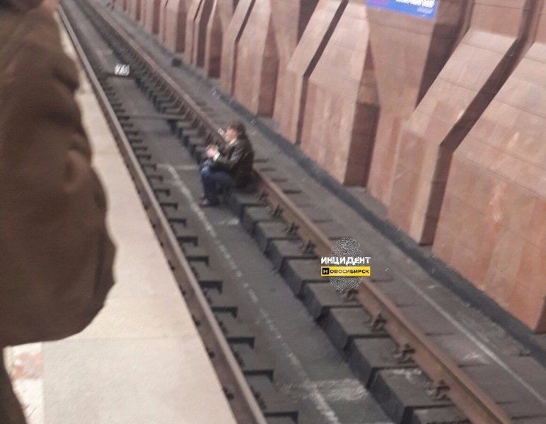 Мужчина упал на рельсы в новосибирском метро