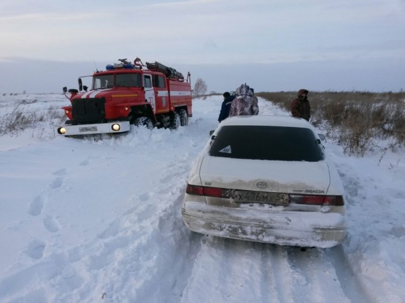 25 машин вызволили из снежного плена под Новосибирском