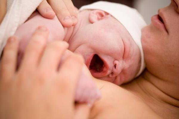 Раскрыт секрет защиты мозга новорожденных от родового стресса